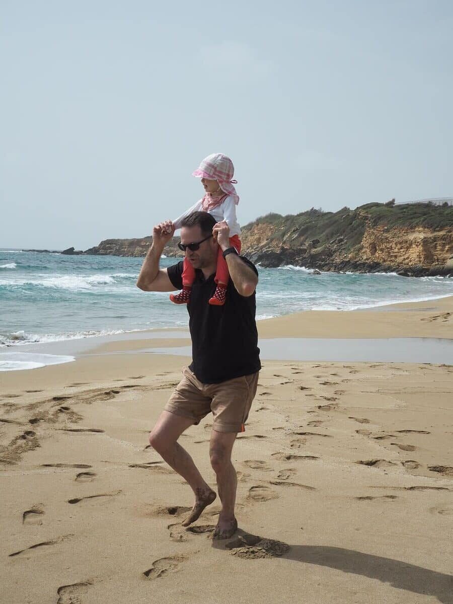 Christoph Fogel mit seiner Tochter am Strand spielend