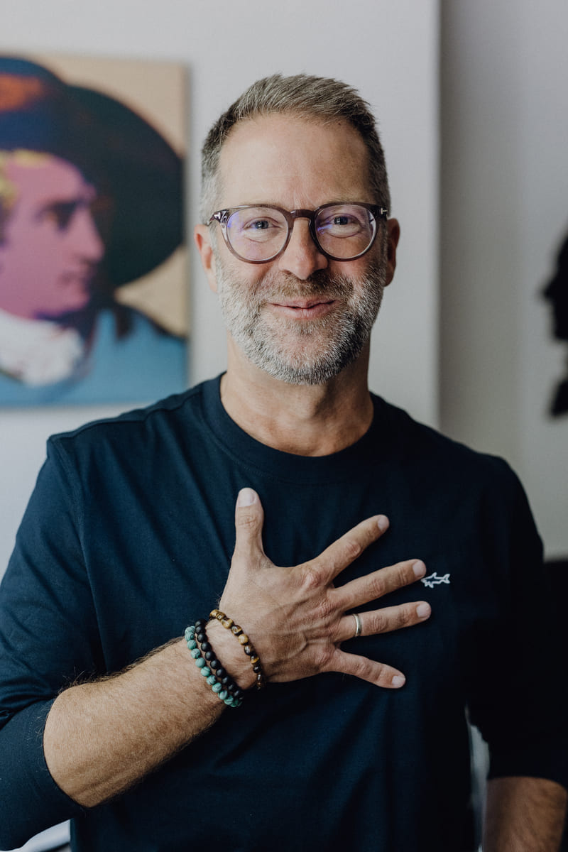 Über Mich Coach Christoph Fogel Mit Der Hand Auf Dem Herzen – Wertschätzung Und Persönliche Verbindung Im Coaching