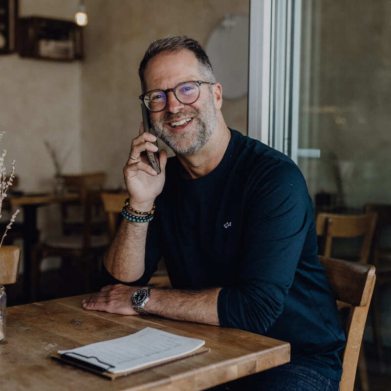 Christoph führt ein Positionierungsgespräch am Telefon mit einem Kunden.