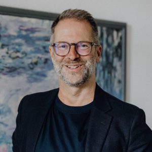 Coach Christoph Fogel mit offenem Blick – Klarheit und Persönlichkeit im Mittelpunkt von Fogelperspektive