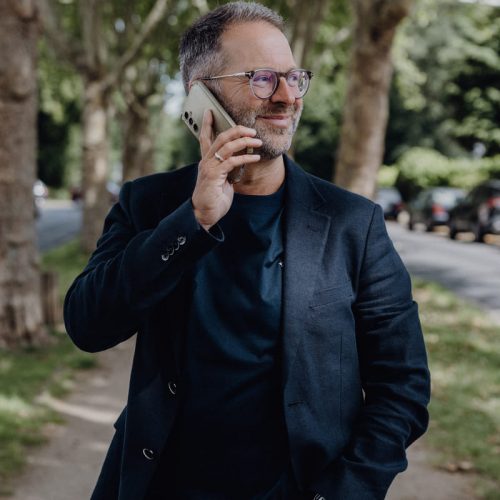 Christoph Fogel im Gespräch am Telefon – strategische Kundenkommunikation im Verkaufscoaching